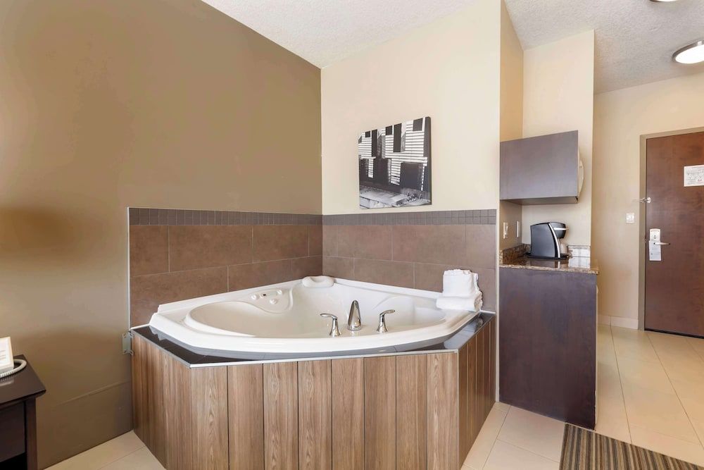 Best Western Plus Peace River Hotel & Suites Standard Room, 1 King Bed, Non Smoking, Jetted Tub 5