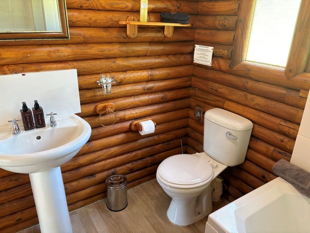 Eight Bells Mountain Inn Family Room (Swiss Village) 6