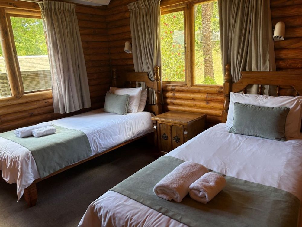 Eight Bells Mountain Inn Family Room (Swiss Village) 2