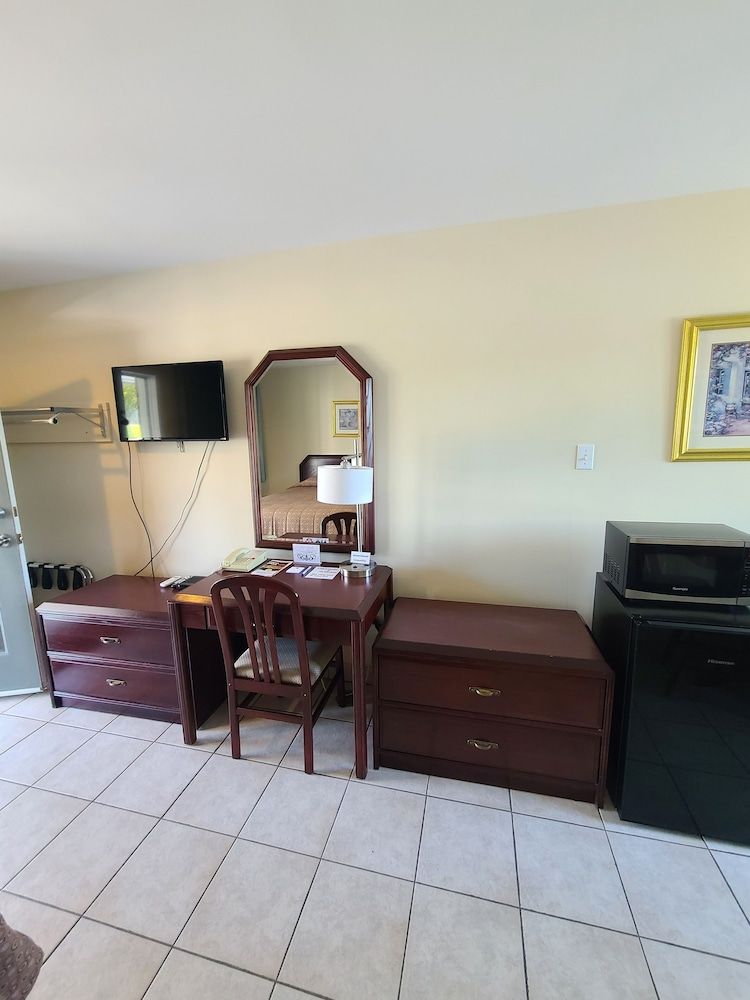 Stardust Motel Timberlea Room, 1 Queen Bed, Refrigerator & Microwave, Lake View 11