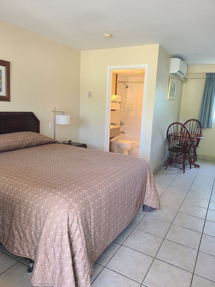 Stardust Motel Timberlea Room, 1 Queen Bed, Refrigerator & Microwave, Lake View 5