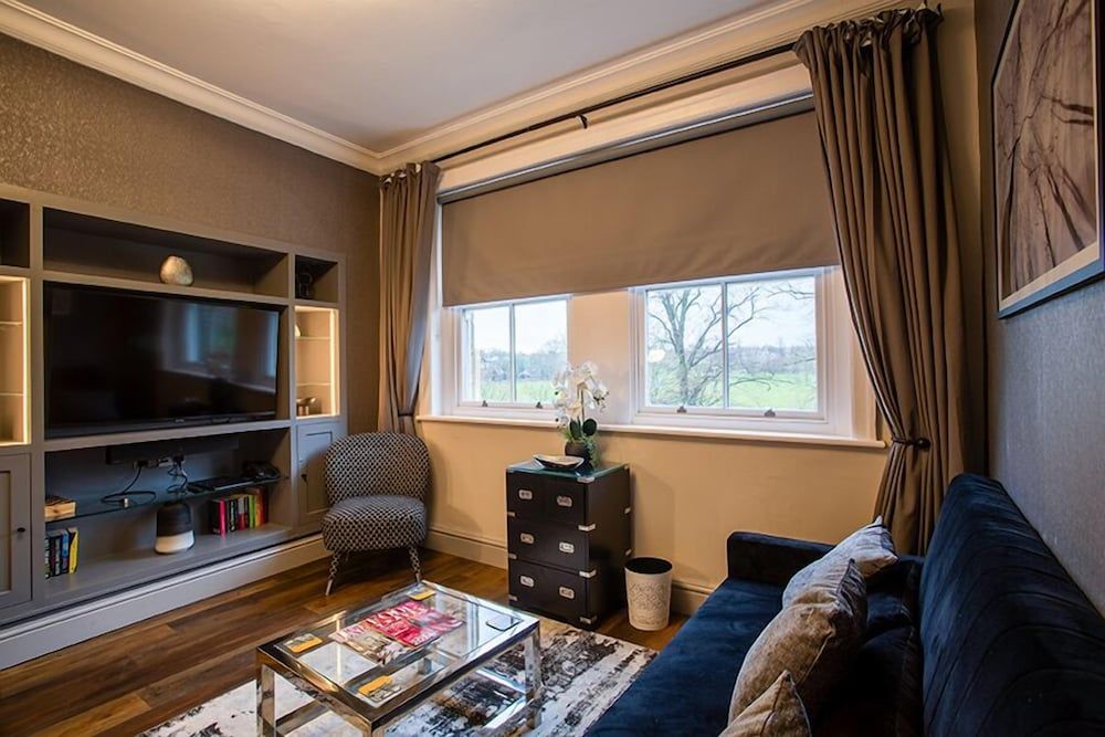 West Park Hotel Deluxe Apartment 8