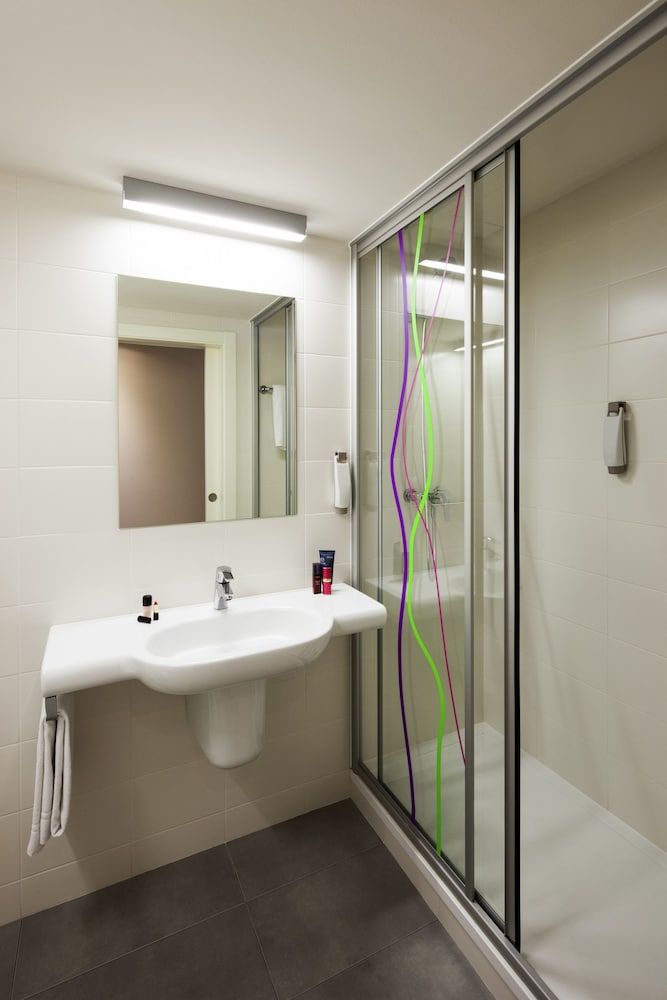 ibis Styles Lleida Torrefarrera Standard Room, 2 Twin Beds 7