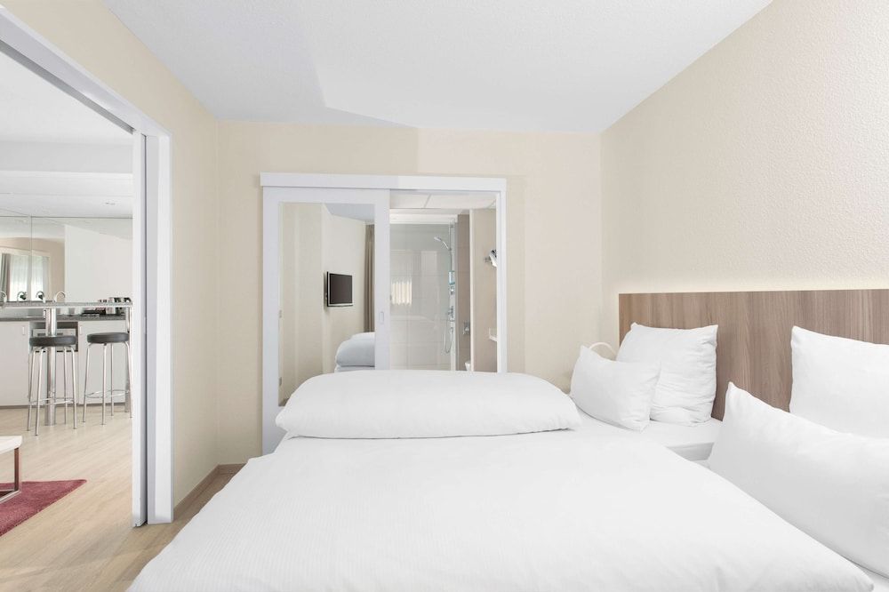 NH Fürth Nürnberg Suite with View (extra bed 3 adults) 2