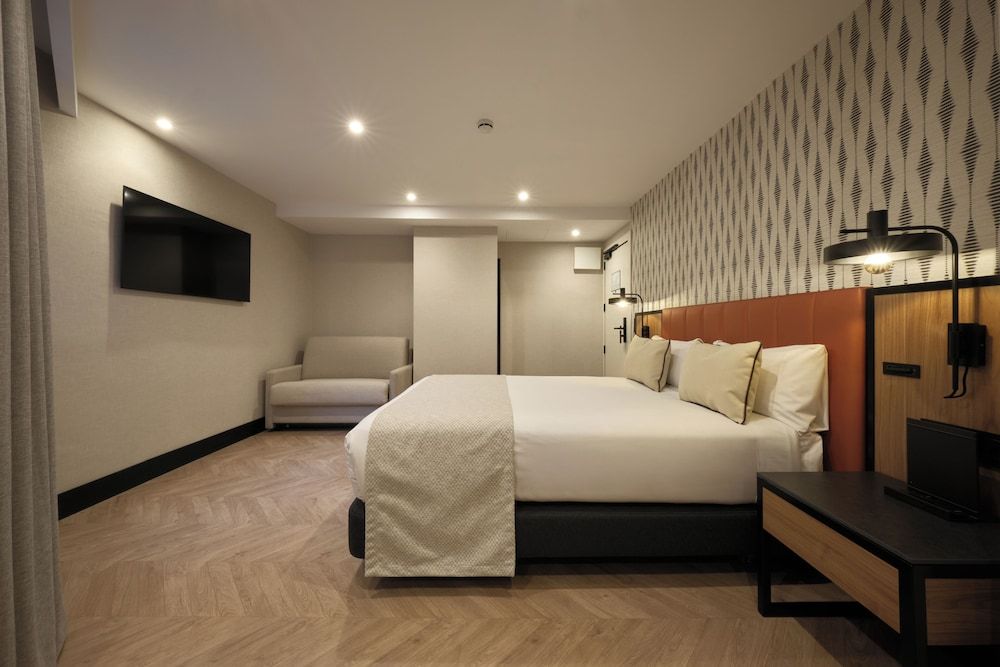 Family Room (Superior, 2 adults + 2 children)