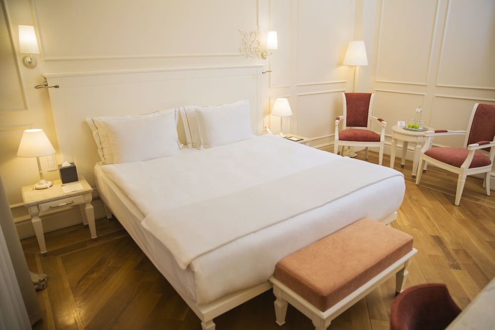 Corinne Art & Boutique Hotel Deluxe Room 2