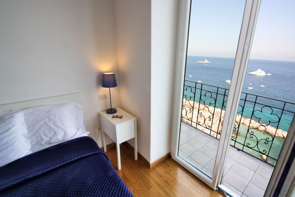 Capri Inn Deluxe Double Room, Sea View 7