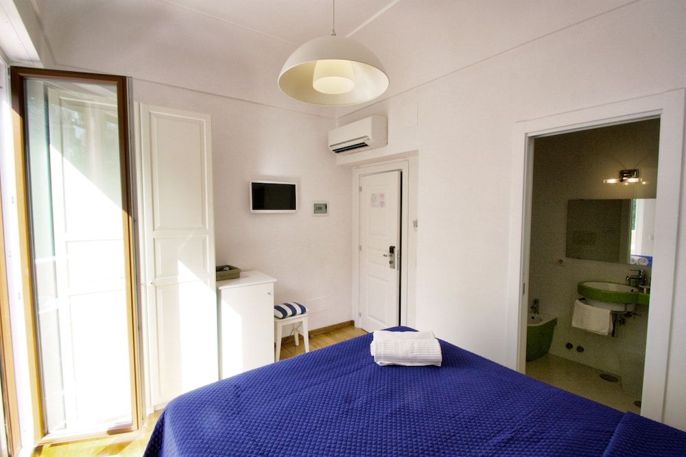 undefined Capri Inn 8