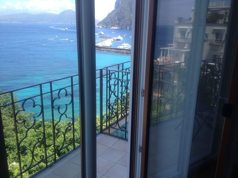Capri Inn Deluxe Double Room, Sea View 4