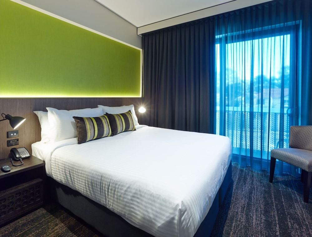 The Glen Hotel & Suites Executive Suite, 1 King Bed