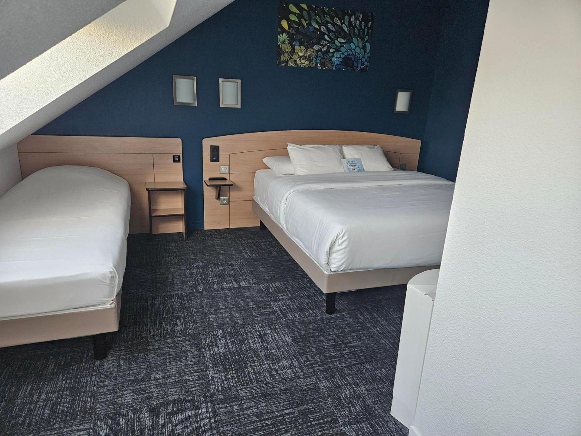 KYRIAD NIORT – Espace Mendes-France Standard Room - 1 Double Bed 2 Single Beds