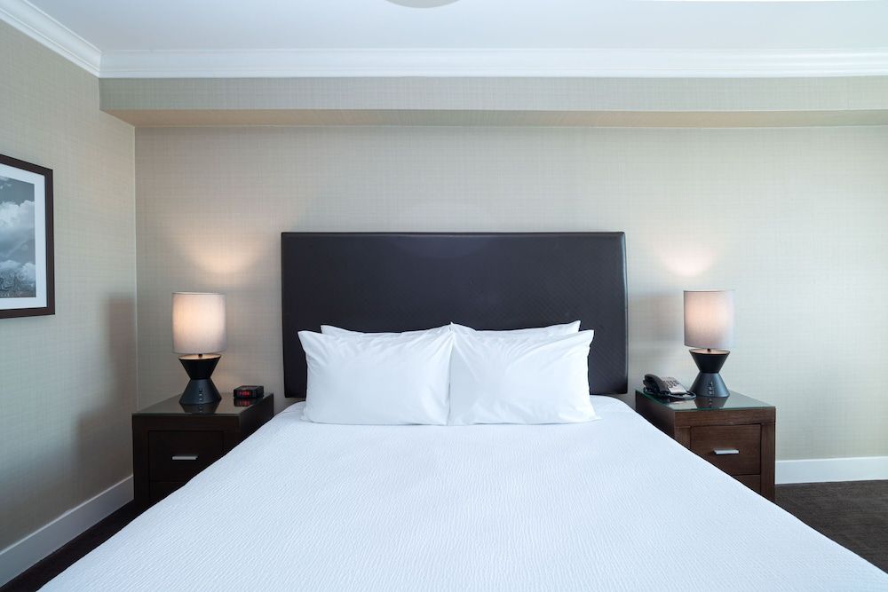 Sandman Hotel Oakville Standard Room, 1 King Bed