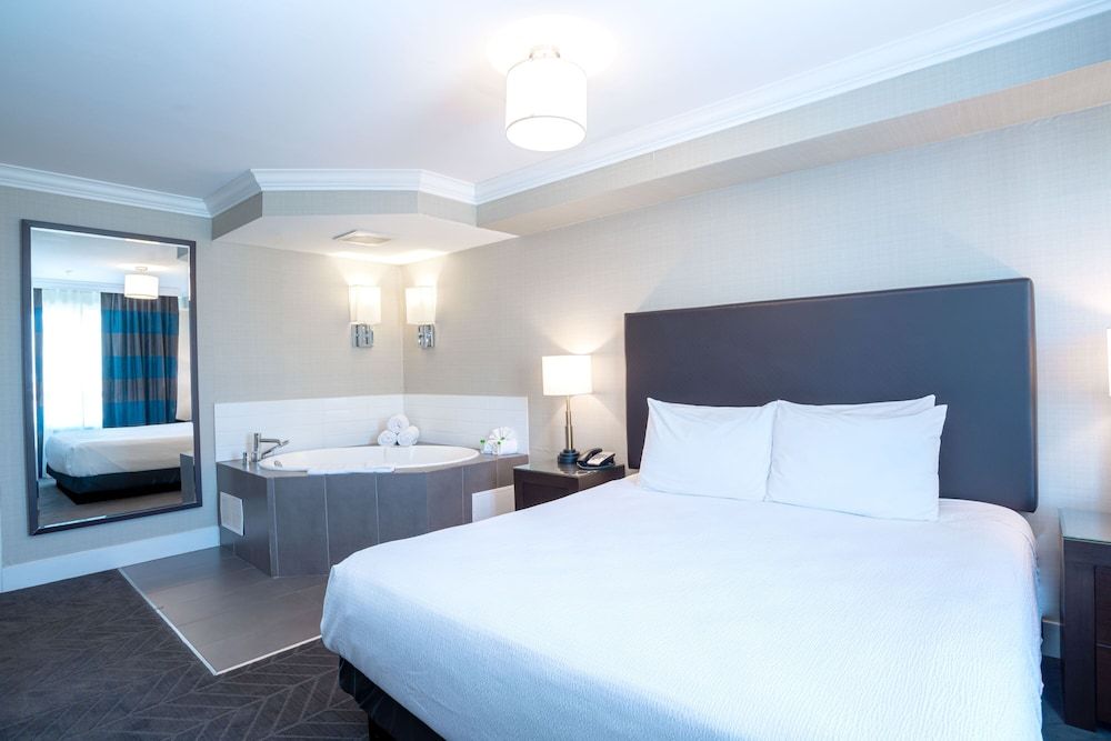 Suite, 1 King Bed, Jetted Tub (Kitchen)