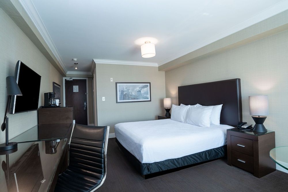 Sandman Hotel Oakville Standard Room, 1 King Bed 2