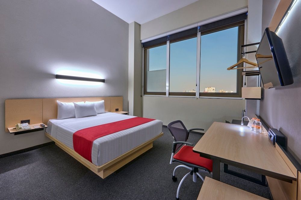 City Express Plus by Marriott Ciudad de México Patio Universidad Room, 1 Queen Bed, Non Smoking 5