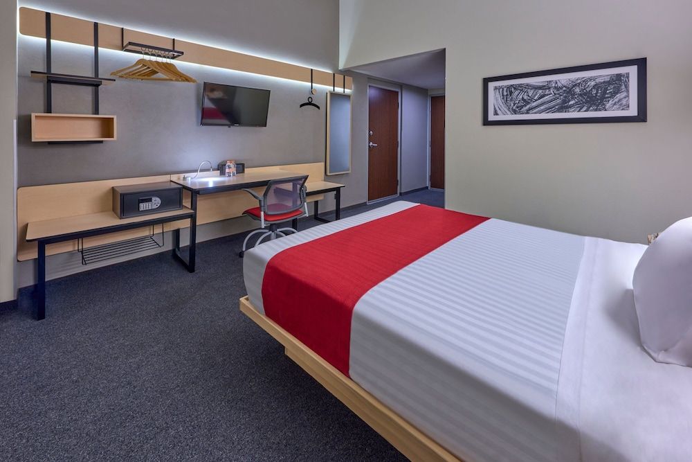 City Express Plus by Marriott Ciudad de México Patio Universidad Room, 1 Queen Bed, Non Smoking 3
