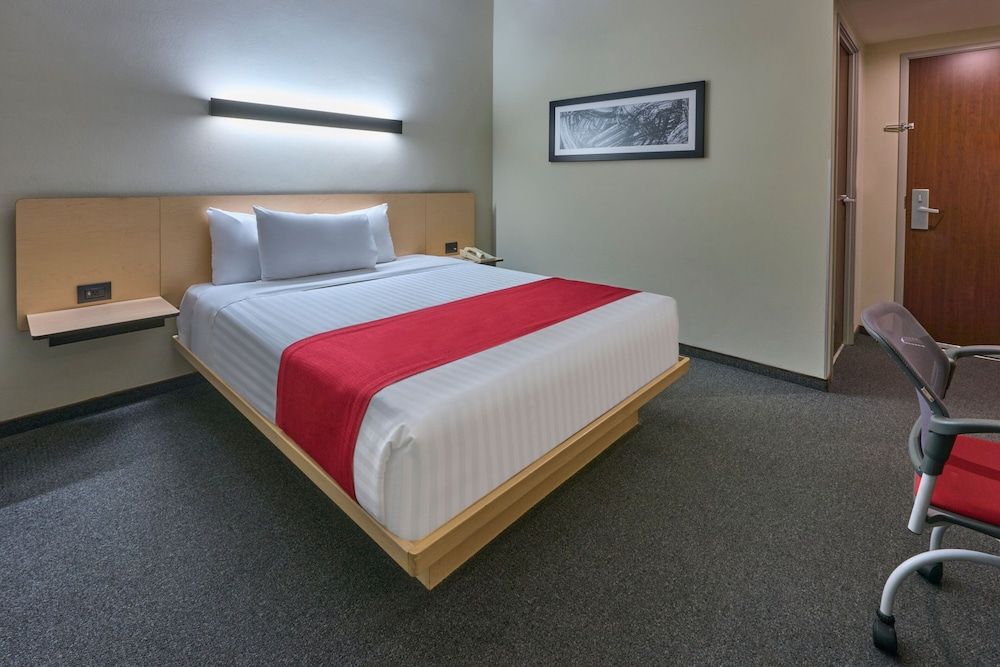 City Express Plus by Marriott Ciudad de México Patio Universidad Room, 1 Queen Bed, Non Smoking 9