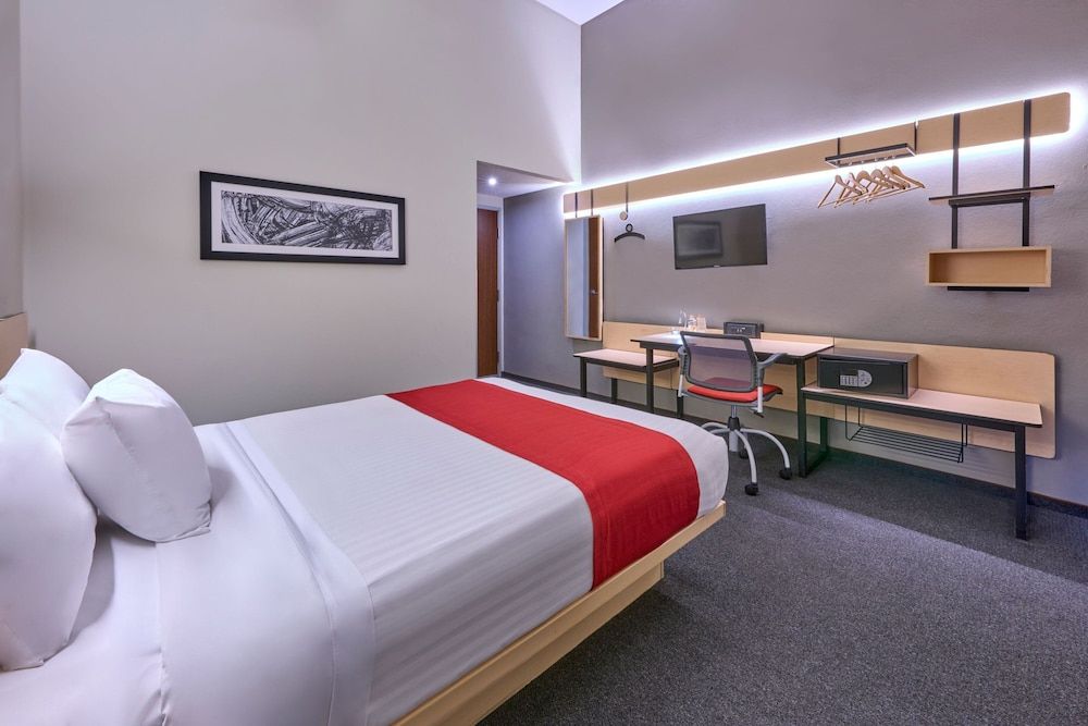 City Express Plus by Marriott Ciudad de México Patio Universidad Room, 1 Queen Bed, Non Smoking 6