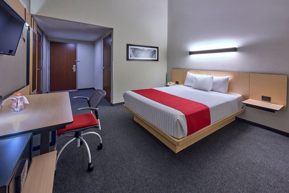 City Express Plus by Marriott Ciudad de México Patio Universidad Room, 1 Queen Bed, Non Smoking 10