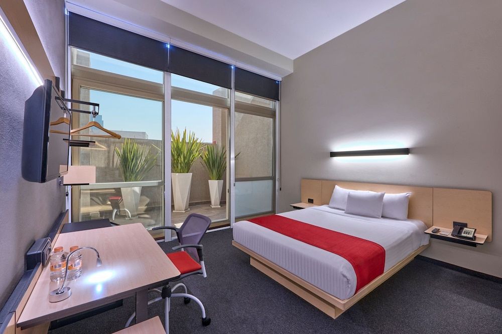 City Express Plus by Marriott Ciudad de México Patio Universidad Room, 1 Queen Bed, Non Smoking 4