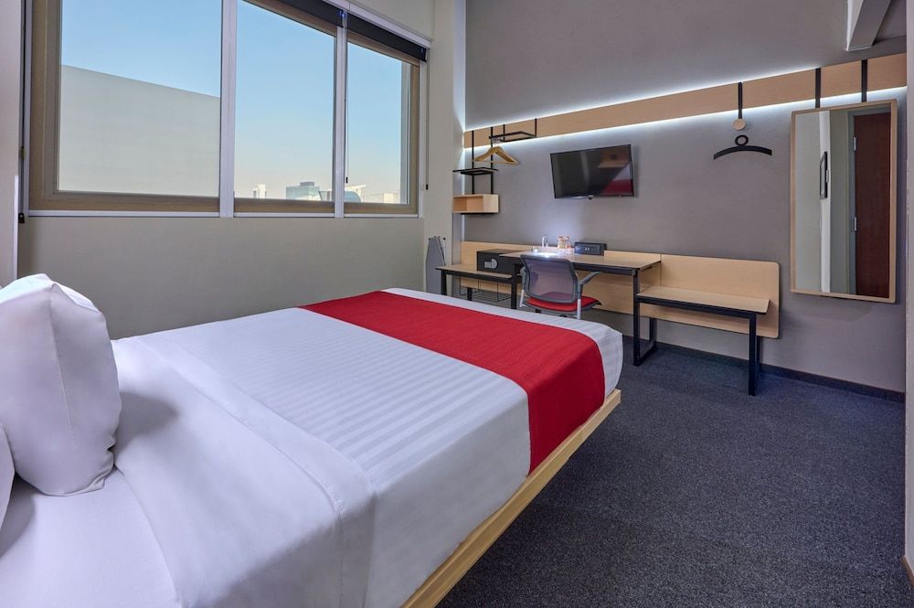City Express Plus by Marriott Ciudad de México Patio Universidad Room, 1 Queen Bed, Non Smoking 8
