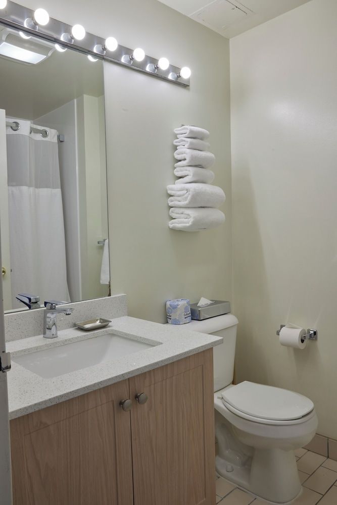 The Business Inn Mini Suite, 1 Queen Bed 3