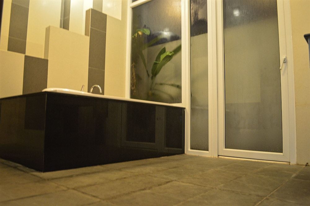 Bungalow, Garden View