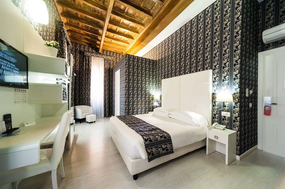 Relais Trevi 95 Boutique Hotel Deluxe Double Room, City View