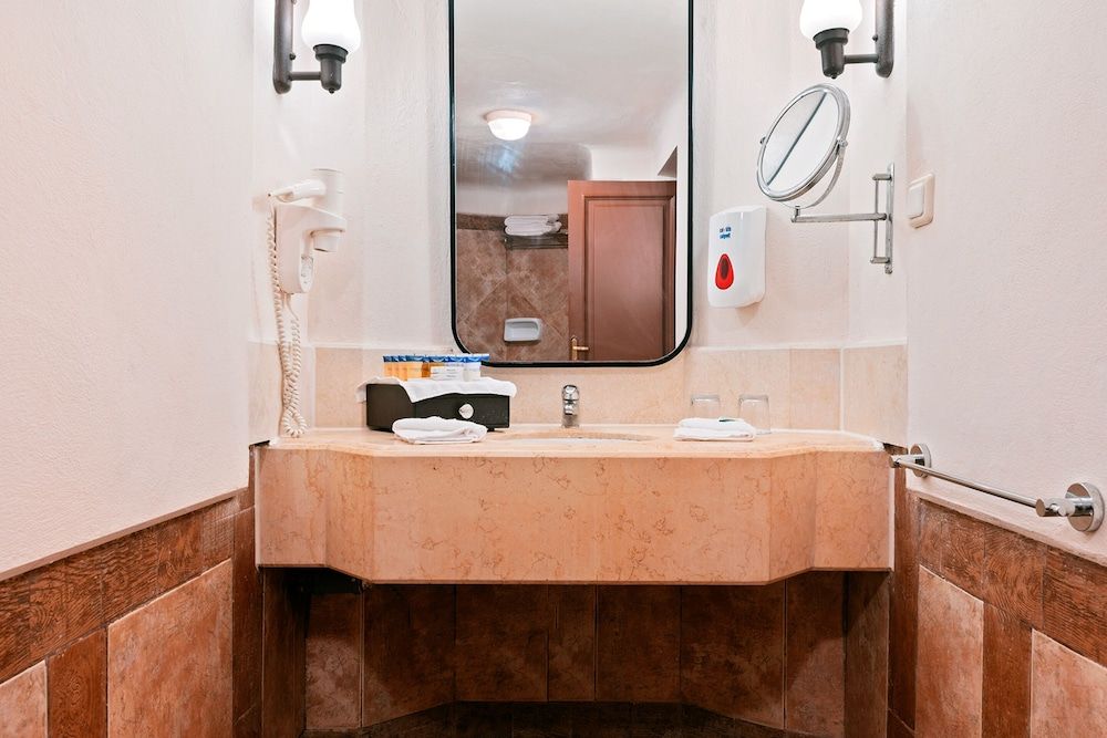 Pickalbatros Citadel Resort Sahl Hasheesh Deluxe Triple Room, Sea View 2