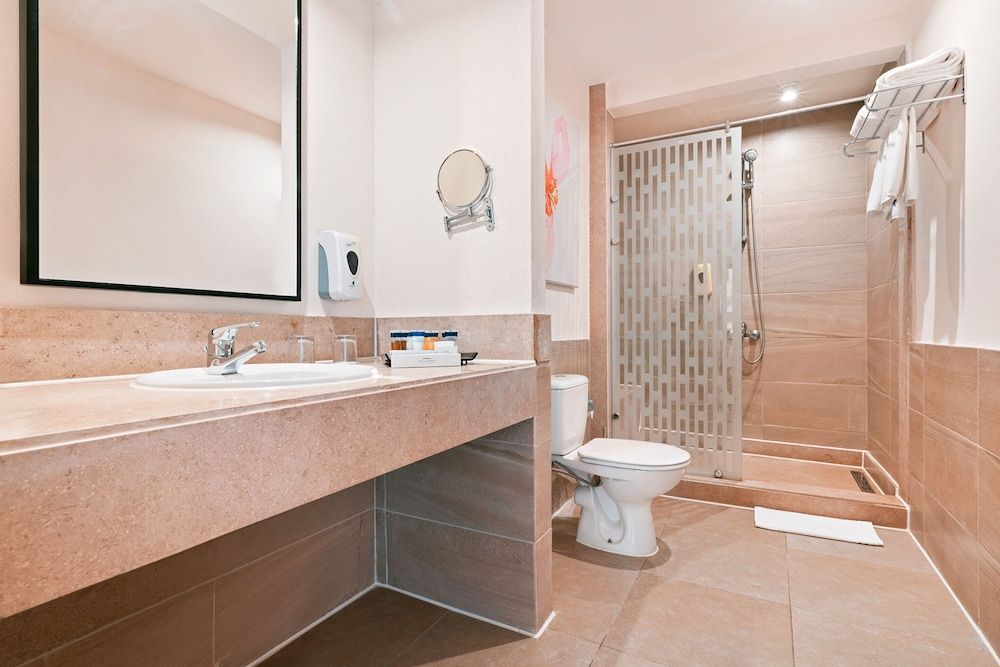 Pickalbatros Citadel Resort Sahl Hasheesh Standard Triple Room, Sea View 3