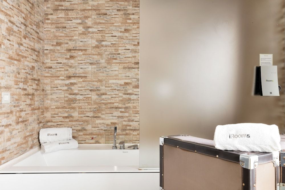 Deep Soaking Bathtub