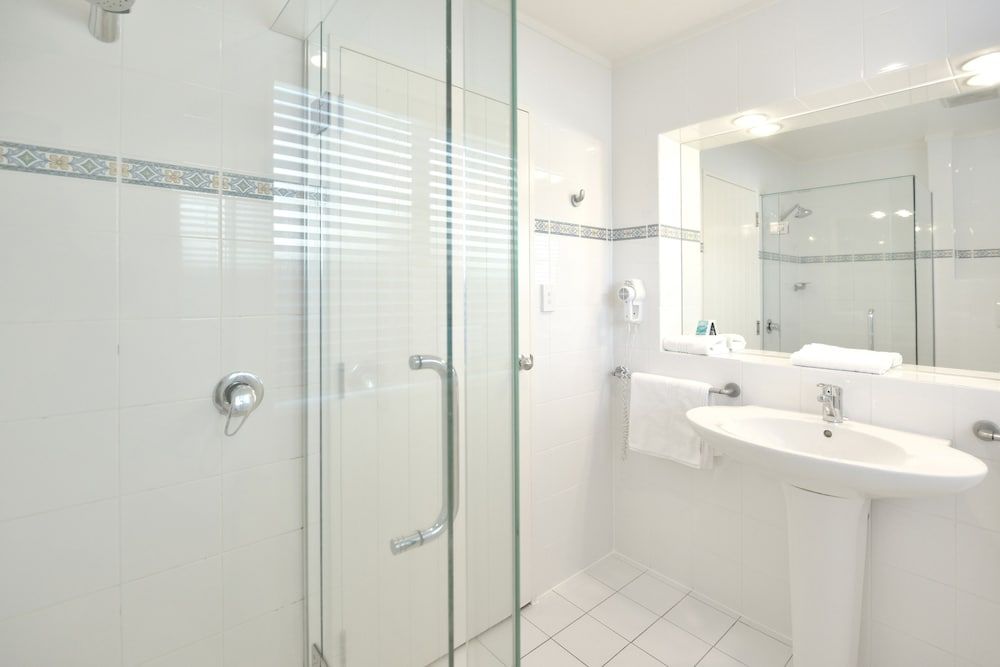 Shoreline Motel Studio, City View 6