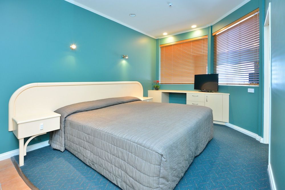 Shoreline Motel Studio, City View 3