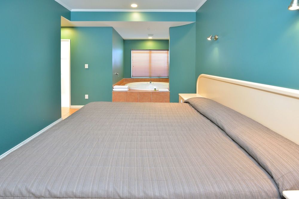 Shoreline Motel Studio, City View 2