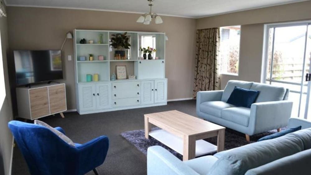 Tasman Holiday Parks - Te Anau House, 4 Bedrooms 4