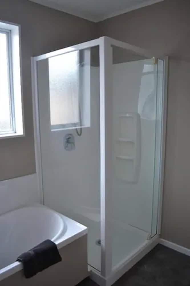 Tasman Holiday Parks - Te Anau House, 4 Bedrooms 2