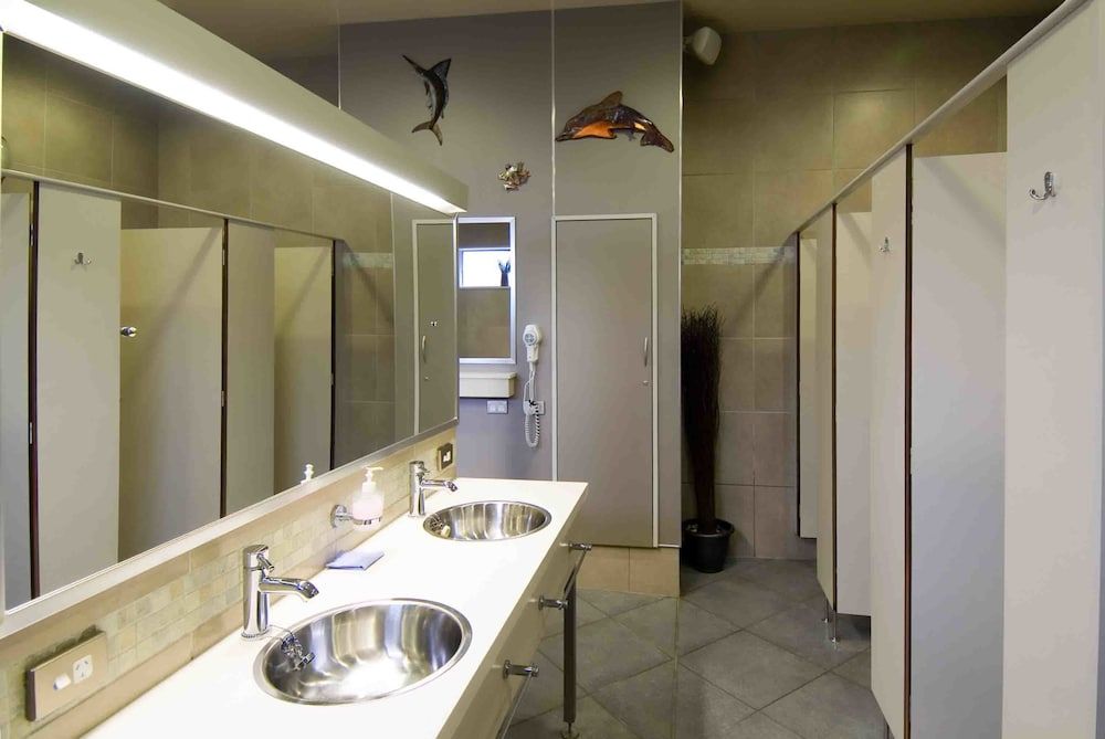 Tasman Holiday Parks - Te Anau Family Cabin -  Queen & Set of Bunks (Studio) 4