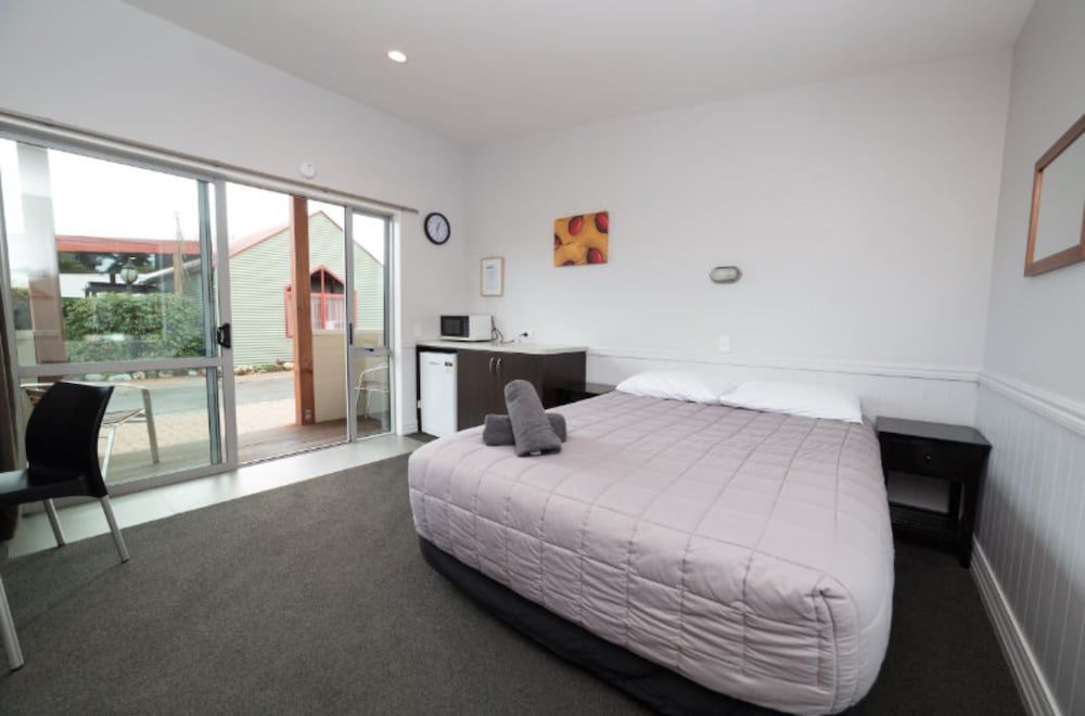 Tasman Holiday Parks - Te Anau Family Cabin -  Queen & Set of Bunks (Studio) 3