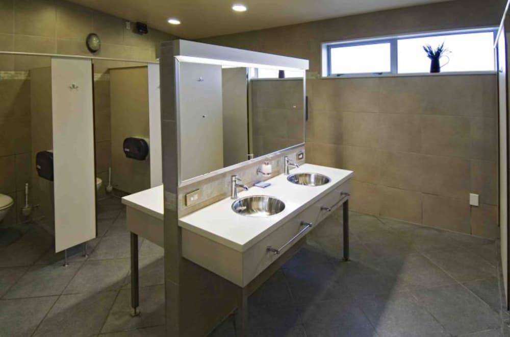 Tasman Holiday Parks - Te Anau Family Cabin -  Queen & Set of Bunks (Studio) 5