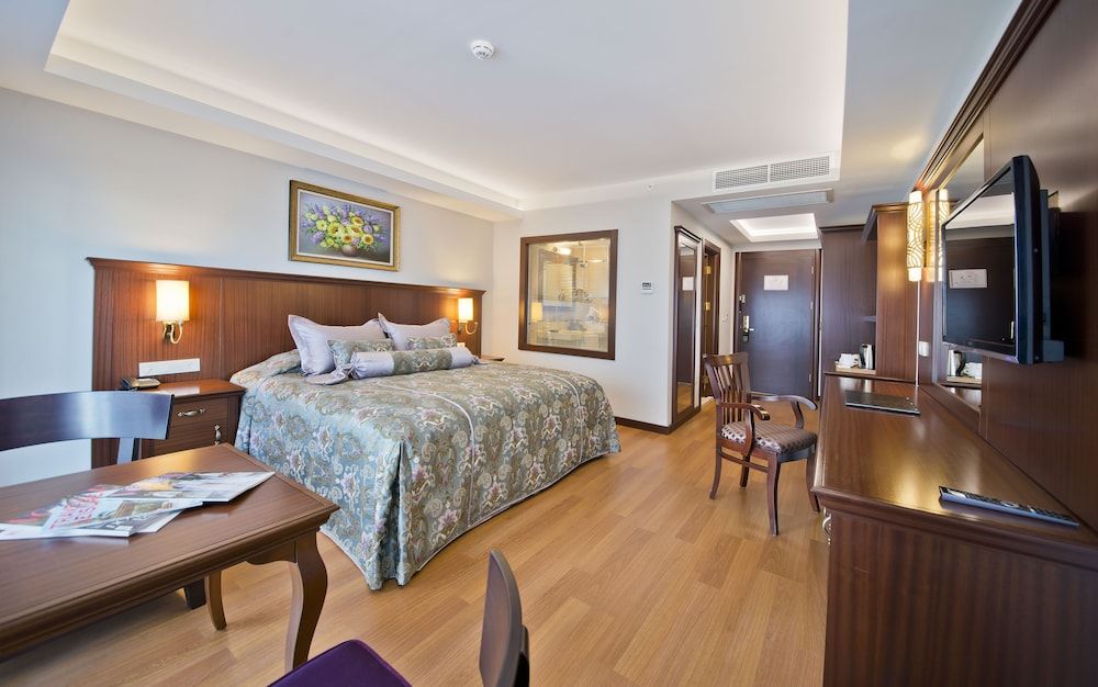 Prime Hotel Deluxe Room, Partial Sea View 8