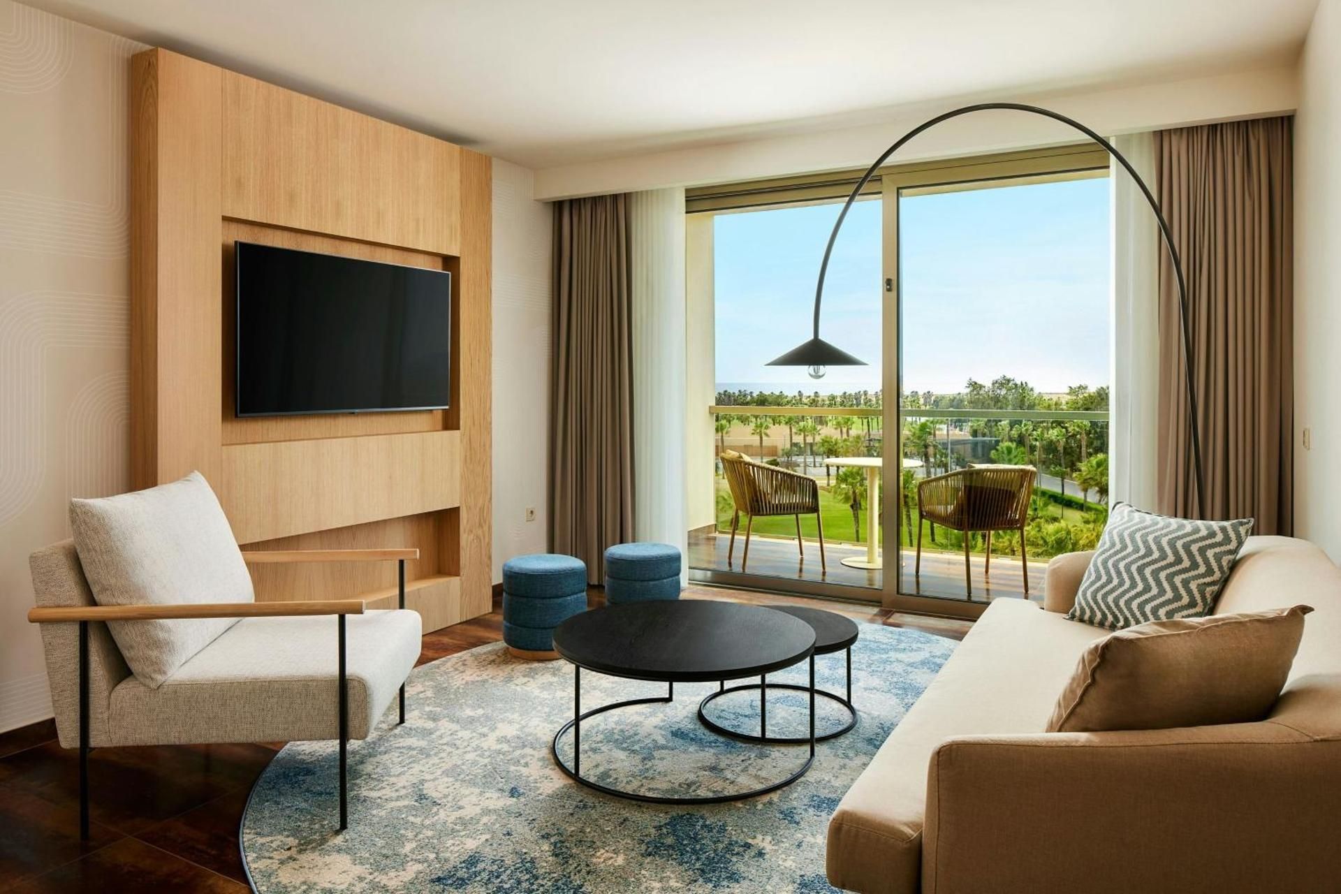 One-Bedroom King Suite with Sofa Bed and Balcony - Sea View and Club Lounge Access