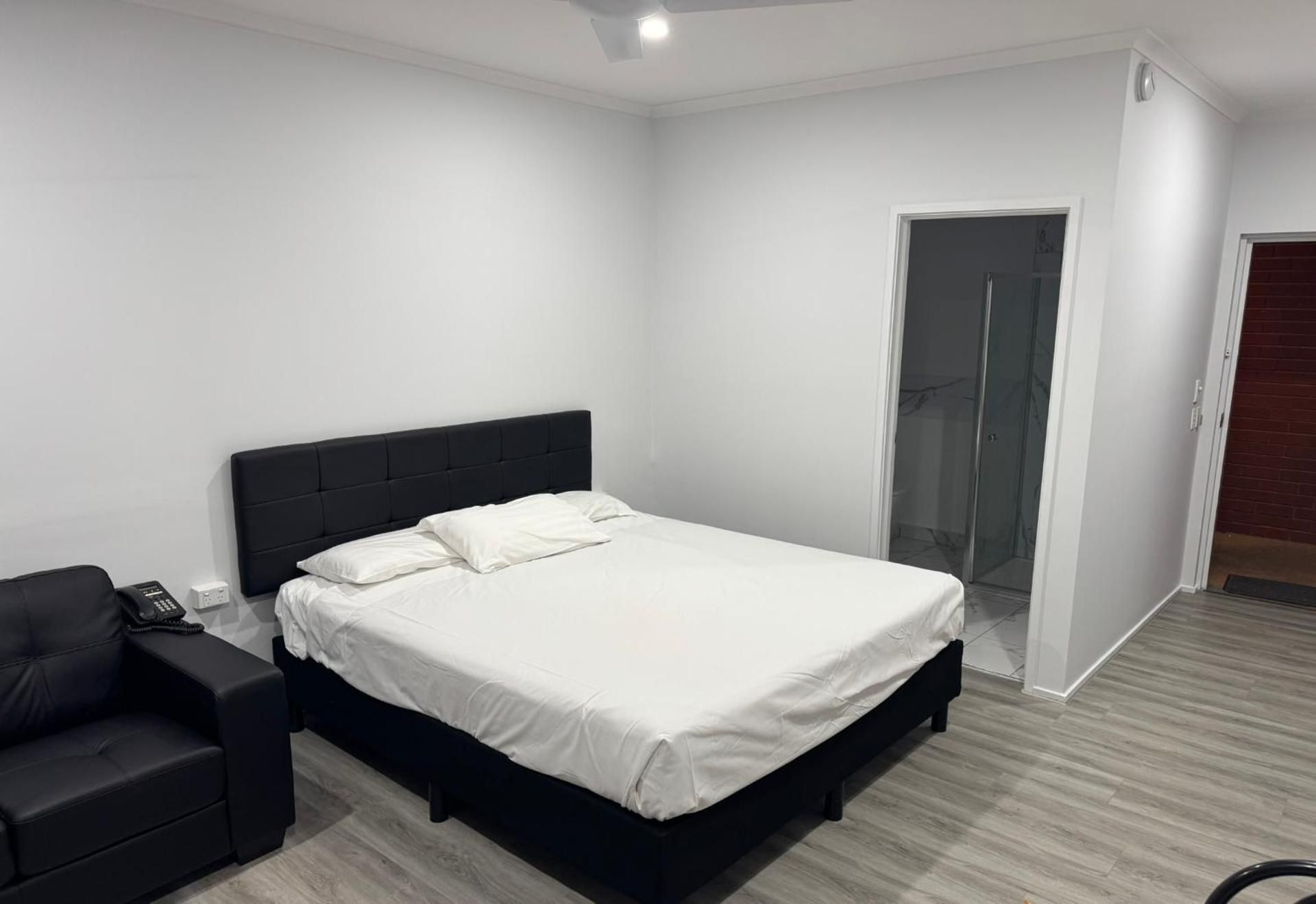 Footscray Motor Inn Superior King Suite 2