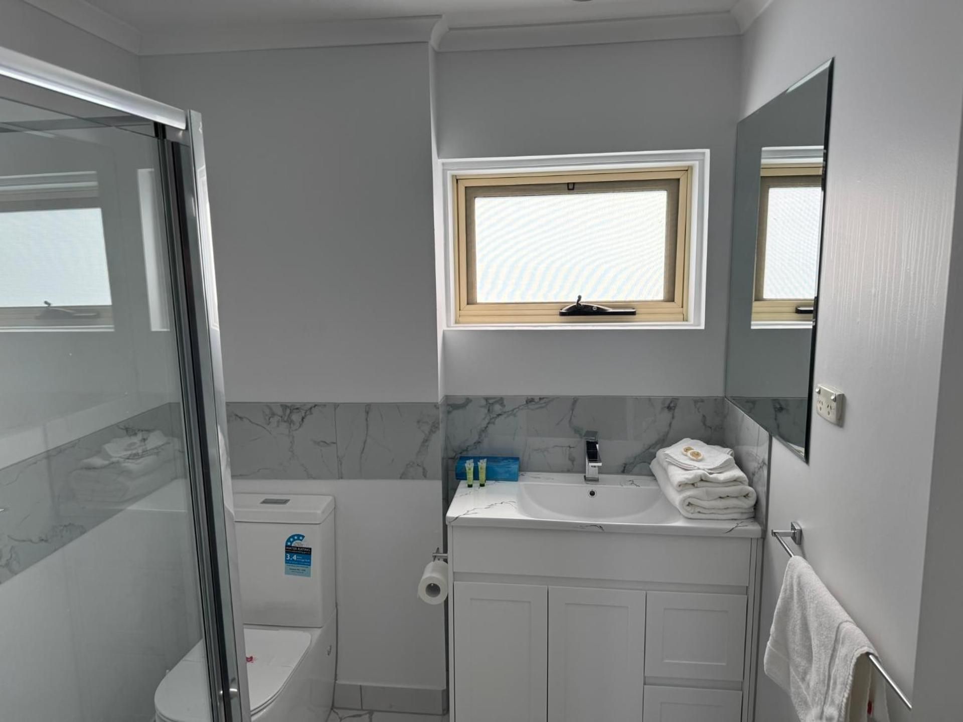 Footscray Motor Inn Superior King Suite 3