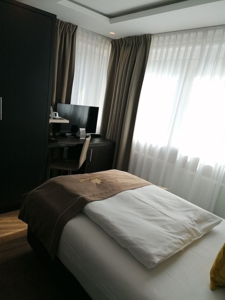 undefined Skyline Hotel 9