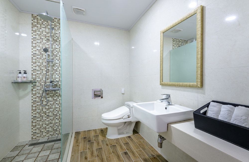 Eco Green Resort Deluxe Room 6