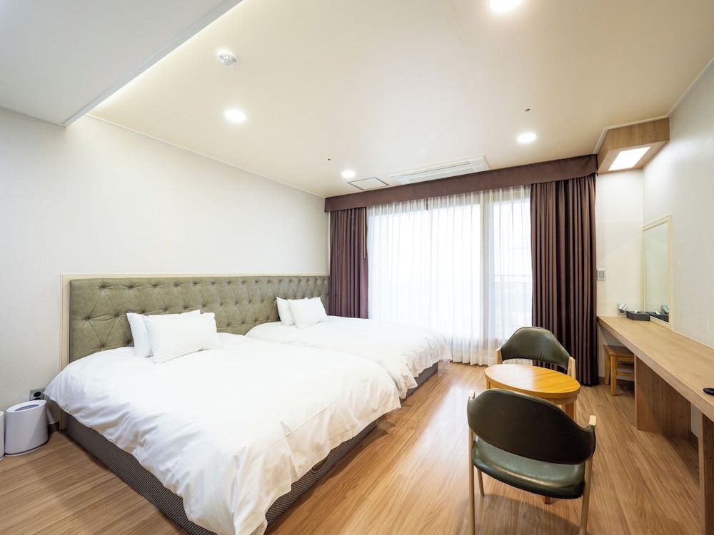 Eco Green Resort Deluxe Room 4