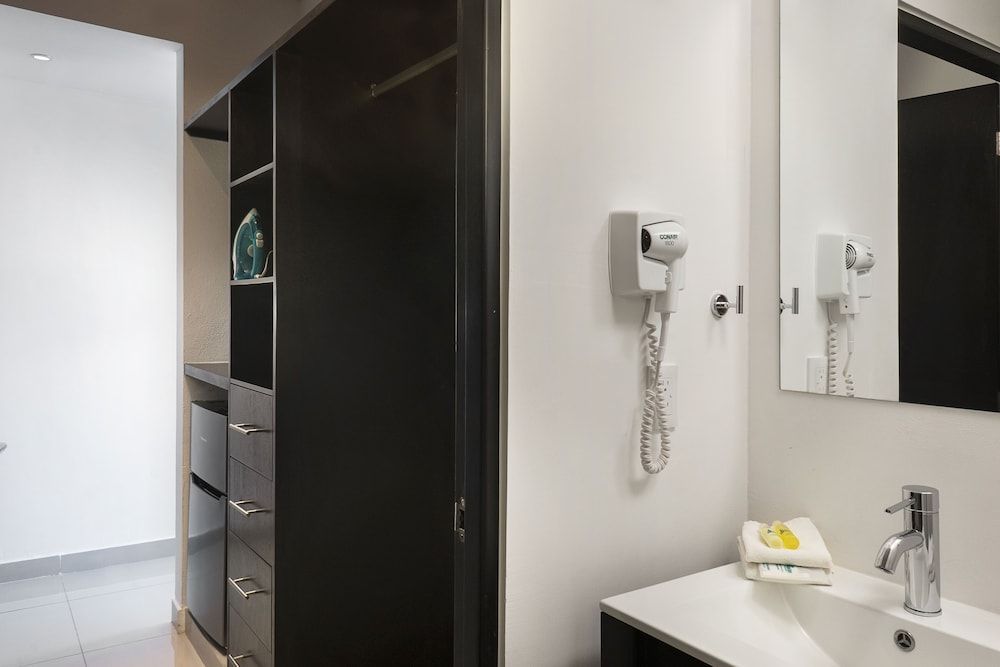 Suites Malecon Cancun Standard Room, 1 King Bed, Non Smoking, Sea View 5