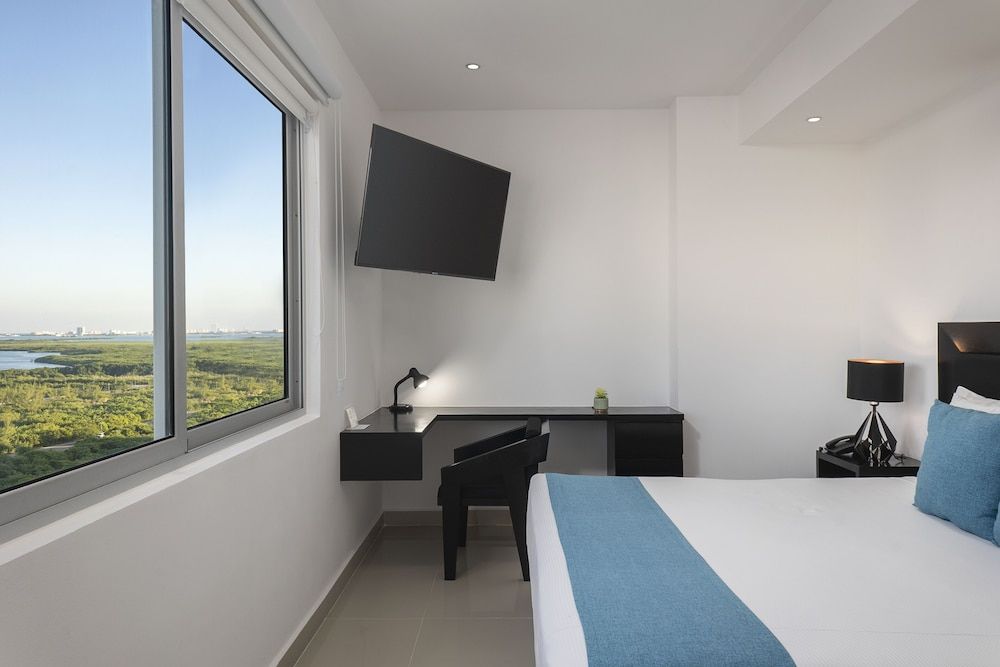 Suites Malecon Cancun Standard Room, 1 King Bed, Non Smoking, Sea View 3