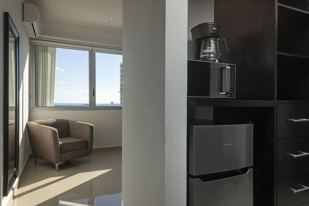 Suites Malecon Cancun Standard Room, 1 King Bed, Non Smoking, Sea View 7