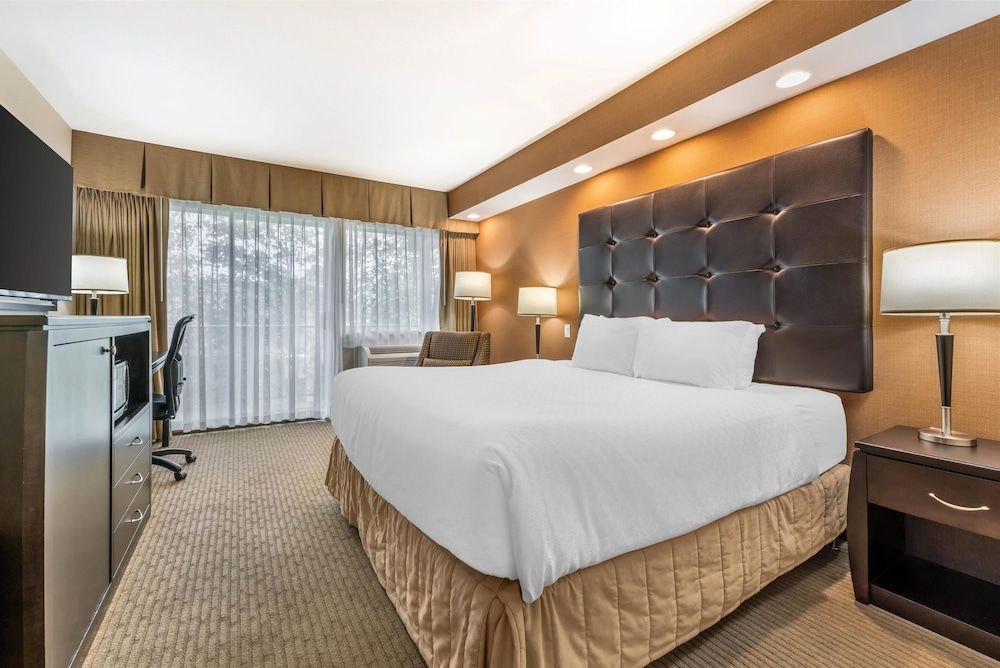 Best Western The Westerly Hotel Standard Room, 1 King Bed, Accessible, Refrigerator & Microwave 3